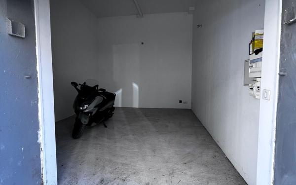 Immeuble à vendre    6 pièces • 202,90 m2 Marseille 8