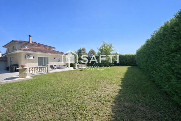 Belle villa non mitoyenne  , 4 chambres . Limite Vaulx milieu