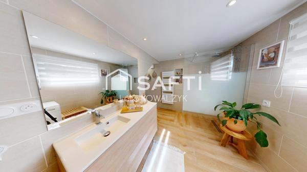 Belle villa non mitoyenne  , 4 chambres . Limite Vaulx milieu