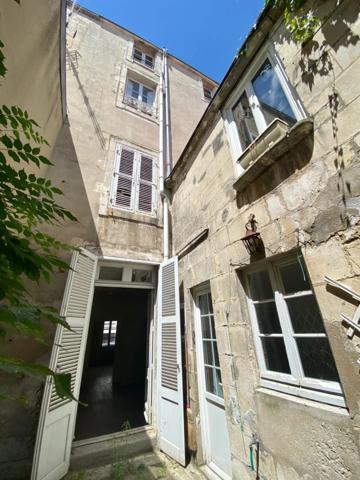 Grande maison de ville à rénover à deux pas du marché de La Rochelle