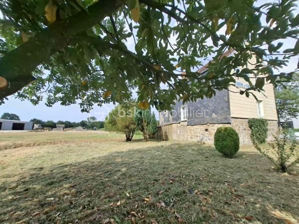 .À proximité immédiate de toutes les commodités offertes par le village, cette maison d’environ 90 m² n’attend plus que vos idées et quelques travaux pour révéler tout son potentiel.

Elle bénéficie de beaux volumes et offre la possibilité d’aménager une agréable pièce de vie ouverte comprenant cuisine, salle à manger et salon, ainsi qu’un WC au rez-de-chaussée.

Au premier étage, vous trouverez une salle d’eau avec WC. Le deuxième étage dessert deux chambres spacieuses. Enfin, un grenier complète l’ensemble et pourra être utilisé comme espace de stockage.