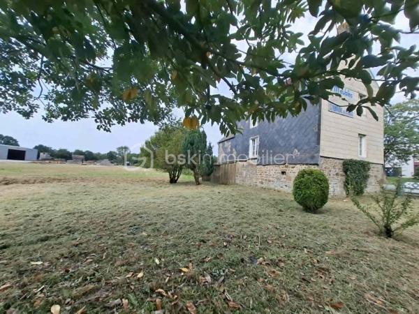 .À proximité immédiate de toutes les commodités offertes par le village, cette maison d’environ 90 m² n’attend plus que vos idées et quelques travaux pour révéler tout son potentiel.

Elle bénéficie de beaux volumes et offre la possibilité d’aménager une agréable pièce de vie ouverte comprenant cuisine, salle à manger et salon, ainsi qu’un WC au rez-de-chaussée.

Au premier étage, vous trouverez une salle d’eau avec WC. Le deuxième étage dessert deux chambres spacieuses. Enfin, un grenier complète l’ensemble et pourra être utilisé comme espace de stockage.
