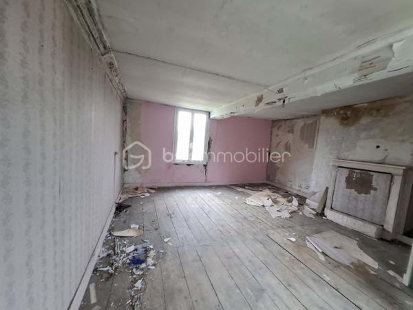 .À proximité immédiate de toutes les commodités offertes par le village, cette maison d’environ 90 m² n’attend plus que vos idées et quelques travaux pour révéler tout son potentiel.

Elle bénéficie de beaux volumes et offre la possibilité d’aménager une agréable pièce de vie ouverte comprenant cuisine, salle à manger et salon, ainsi qu’un WC au rez-de-chaussée.

Au premier étage, vous trouverez une salle d’eau avec WC. Le deuxième étage dessert deux chambres spacieuses. Enfin, un grenier complète l’ensemble et pourra être utilisé comme espace de stockage.