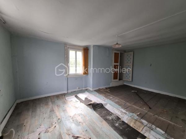 .À proximité immédiate de toutes les commodités offertes par le village, cette maison d’environ 90 m² n’attend plus que vos idées et quelques travaux pour révéler tout son potentiel.

Elle bénéficie de beaux volumes et offre la possibilité d’aménager une agréable pièce de vie ouverte comprenant cuisine, salle à manger et salon, ainsi qu’un WC au rez-de-chaussée.

Au premier étage, vous trouverez une salle d’eau avec WC. Le deuxième étage dessert deux chambres spacieuses. Enfin, un grenier complète l’ensemble et pourra être utilisé comme espace de stockage.