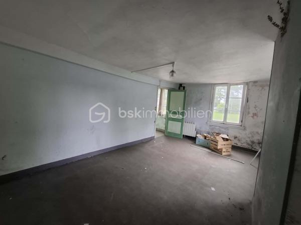 .À proximité immédiate de toutes les commodités offertes par le village, cette maison d’environ 90 m² n’attend plus que vos idées et quelques travaux pour révéler tout son potentiel.

Elle bénéficie de beaux volumes et offre la possibilité d’aménager une agréable pièce de vie ouverte comprenant cuisine, salle à manger et salon, ainsi qu’un WC au rez-de-chaussée.

Au premier étage, vous trouverez une salle d’eau avec WC. Le deuxième étage dessert deux chambres spacieuses. Enfin, un grenier complète l’ensemble et pourra être utilisé comme espace de stockage.