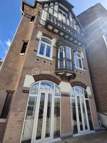 Cet appartement vous réservera le charme d’une bâtisse anglo-normande, face à la mer, sur le célèbre Boulevard de Verdun, la seule bâtisse de cette époque, fin 19ème siècle, sur le front de mer de DIEPPE.

Vous aimez le charme de l’ancien ? Briques, colombages, bow-windows, vieux parquets… tout en entendant le bruit des vagues de votre séjour, de votre chambre et d’une spacieuse terrasse de 30m2, idéalement exposée pour profiter des fins d’après-midi ensoleillées et des apéritifs entre amis.

Au 1er étage , sans ascenseur, de cette petite copropriété (9 lots au total dont 5 lots d’habitation), cet appartement vous offrira une vue mer imprenable d’Ouest en Est (de la pointe d’Ailly jusqu’à la jetée Ouest), tout en étant proche de toutes les commodités. La gare SNCF-routière est à 5 min à pied, les restaurants du quai Henri IV et les autres commerces de la rue piétonne sont à 5 min à pied également.

Il se compose d’une belle entrée équipée d’un grand placard, d’un WC indépendant, d’une cuisine donnant sur l’arrière, d’une SDB, d’une pièce séjour-salon donnant sur la terrasse grâce à une baie vitrée, tout comme la chambre de la même superficie (16m2) qui dispose d’un accès également à cette grande terrasse.

Prévoir travaux de rafraîchissement, Mise à jour du DPE en cours puisque le chauffage collectif gaz est remplacé par du chauffage individuel électrique (vote lors de la dernière AG).

Ce bien, face à la mer, présente un très fort potentiel de développement unique grâce au style ancien et préservé de la bâtisse !!  La hauteur sous plafond de  3m20 lui procure une luminosité exceptionnelle avec en prime des ouvertures latérales.

Venez le découvrir rapidement, en me contactant au préalable au 06.89.96.20.74 ( visites possibles tous les jours, dimanches compris).