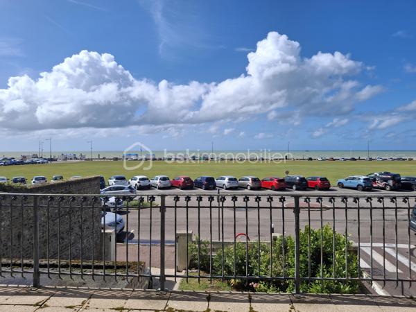 Cet appartement vous réservera le charme d’une bâtisse anglo-normande, face à la mer, sur le célèbre Boulevard de Verdun, la seule bâtisse de cette époque, fin 19ème siècle, sur le front de mer de DIEPPE.

Vous aimez le charme de l’ancien ? Briques, colombages, bow-windows, vieux parquets… tout en entendant le bruit des vagues de votre séjour, de votre chambre et d’une spacieuse terrasse de 30m2, idéalement exposée pour profiter des fins d’après-midi ensoleillées et des apéritifs entre amis.

Au 1er étage , sans ascenseur, de cette petite copropriété (9 lots au total dont 5 lots d’habitation), cet appartement vous offrira une vue mer imprenable d’Ouest en Est (de la pointe d’Ailly jusqu’à la jetée Ouest), tout en étant proche de toutes les commodités. La gare SNCF-routière est à 5 min à pied, les restaurants du quai Henri IV et les autres commerces de la rue piétonne sont à 5 min à pied également.

Il se compose d’une belle entrée équipée d’un grand placard, d’un WC indépendant, d’une cuisine donnant sur l’arrière, d’une SDB, d’une pièce séjour-salon donnant sur la terrasse grâce à une baie vitrée, tout comme la chambre de la même superficie (16m2) qui dispose d’un accès également à cette grande terrasse.

Prévoir travaux de rafraîchissement, Mise à jour du DPE en cours puisque le chauffage collectif gaz est remplacé par du chauffage individuel électrique (vote lors de la dernière AG).

Ce bien, face à la mer, présente un très fort potentiel de développement unique grâce au style ancien et préservé de la bâtisse !!  La hauteur sous plafond de  3m20 lui procure une luminosité exceptionnelle avec en prime des ouvertures latérales.

Venez le découvrir rapidement, en me contactant au préalable au 06.89.96.20.74 ( visites possibles tous les jours, dimanches compris).