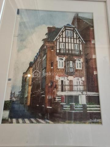 Cet appartement vous réservera le charme d’une bâtisse anglo-normande, face à la mer, sur le célèbre Boulevard de Verdun, la seule bâtisse de cette époque, fin 19ème siècle, sur le front de mer de DIEPPE.

Vous aimez le charme de l’ancien ? Briques, colombages, bow-windows, vieux parquets… tout en entendant le bruit des vagues de votre séjour, de votre chambre et d’une spacieuse terrasse de 30m2, idéalement exposée pour profiter des fins d’après-midi ensoleillées et des apéritifs entre amis.

Au 1er étage , sans ascenseur, de cette petite copropriété (9 lots au total dont 5 lots d’habitation), cet appartement vous offrira une vue mer imprenable d’Ouest en Est (de la pointe d’Ailly jusqu’à la jetée Ouest), tout en étant proche de toutes les commodités. La gare SNCF-routière est à 5 min à pied, les restaurants du quai Henri IV et les autres commerces de la rue piétonne sont à 5 min à pied également.

Il se compose d’une belle entrée équipée d’un grand placard, d’un WC indépendant, d’une cuisine donnant sur l’arrière, d’une SDB, d’une pièce séjour-salon donnant sur la terrasse grâce à une baie vitrée, tout comme la chambre de la même superficie (16m2) qui dispose d’un accès également à cette grande terrasse.

Prévoir travaux de rafraîchissement, Mise à jour du DPE en cours puisque le chauffage collectif gaz est remplacé par du chauffage individuel électrique (vote lors de la dernière AG).

Ce bien, face à la mer, présente un très fort potentiel de développement unique grâce au style ancien et préservé de la bâtisse !!  La hauteur sous plafond de  3m20 lui procure une luminosité exceptionnelle avec en prime des ouvertures latérales.

Venez le découvrir rapidement, en me contactant au préalable au 06.89.96.20.74 ( visites possibles tous les jours, dimanches compris).