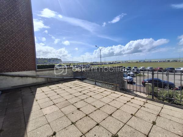 Cet appartement vous réservera le charme d’une bâtisse anglo-normande, face à la mer, sur le célèbre Boulevard de Verdun, la seule bâtisse de cette époque, fin 19ème siècle, sur le front de mer de DIEPPE.

Vous aimez le charme de l’ancien ? Briques, colombages, bow-windows, vieux parquets… tout en entendant le bruit des vagues de votre séjour, de votre chambre et d’une spacieuse terrasse de 30m2, idéalement exposée pour profiter des fins d’après-midi ensoleillées et des apéritifs entre amis.

Au 1er étage , sans ascenseur, de cette petite copropriété (9 lots au total dont 5 lots d’habitation), cet appartement vous offrira une vue mer imprenable d’Ouest en Est (de la pointe d’Ailly jusqu’à la jetée Ouest), tout en étant proche de toutes les commodités. La gare SNCF-routière est à 5 min à pied, les restaurants du quai Henri IV et les autres commerces de la rue piétonne sont à 5 min à pied également.

Il se compose d’une belle entrée équipée d’un grand placard, d’un WC indépendant, d’une cuisine donnant sur l’arrière, d’une SDB, d’une pièce séjour-salon donnant sur la terrasse grâce à une baie vitrée, tout comme la chambre de la même superficie (16m2) qui dispose d’un accès également à cette grande terrasse.

Prévoir travaux de rafraîchissement, Mise à jour du DPE en cours puisque le chauffage collectif gaz est remplacé par du chauffage individuel électrique (vote lors de la dernière AG).

Ce bien, face à la mer, présente un très fort potentiel de développement unique grâce au style ancien et préservé de la bâtisse !!  La hauteur sous plafond de  3m20 lui procure une luminosité exceptionnelle avec en prime des ouvertures latérales.

Venez le découvrir rapidement, en me contactant au préalable au 06.89.96.20.74 ( visites possibles tous les jours, dimanches compris).