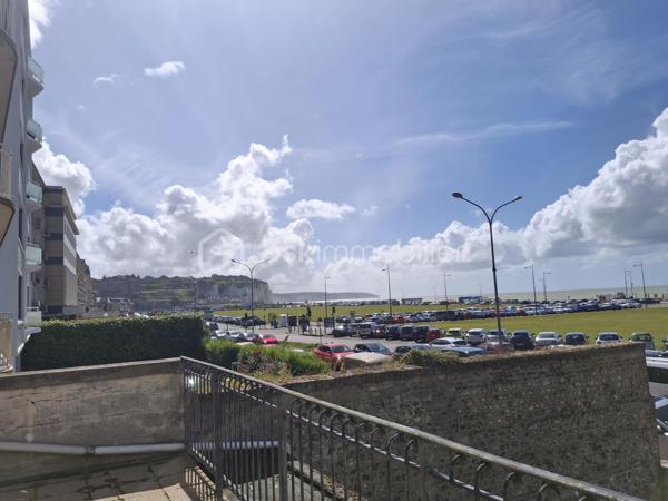 Cet appartement vous réservera le charme d’une bâtisse anglo-normande, face à la mer, sur le célèbre Boulevard de Verdun, la seule bâtisse de cette époque, fin 19ème siècle, sur le front de mer de DIEPPE.

Vous aimez le charme de l’ancien ? Briques, colombages, bow-windows, vieux parquets… tout en entendant le bruit des vagues de votre séjour, de votre chambre et d’une spacieuse terrasse de 30m2, idéalement exposée pour profiter des fins d’après-midi ensoleillées et des apéritifs entre amis.

Au 1er étage , sans ascenseur, de cette petite copropriété (9 lots au total dont 5 lots d’habitation), cet appartement vous offrira une vue mer imprenable d’Ouest en Est (de la pointe d’Ailly jusqu’à la jetée Ouest), tout en étant proche de toutes les commodités. La gare SNCF-routière est à 5 min à pied, les restaurants du quai Henri IV et les autres commerces de la rue piétonne sont à 5 min à pied également.

Il se compose d’une belle entrée équipée d’un grand placard, d’un WC indépendant, d’une cuisine donnant sur l’arrière, d’une SDB, d’une pièce séjour-salon donnant sur la terrasse grâce à une baie vitrée, tout comme la chambre de la même superficie (16m2) qui dispose d’un accès également à cette grande terrasse.

Prévoir travaux de rafraîchissement, Mise à jour du DPE en cours puisque le chauffage collectif gaz est remplacé par du chauffage individuel électrique (vote lors de la dernière AG).

Ce bien, face à la mer, présente un très fort potentiel de développement unique grâce au style ancien et préservé de la bâtisse !!  La hauteur sous plafond de  3m20 lui procure une luminosité exceptionnelle avec en prime des ouvertures latérales.

Venez le découvrir rapidement, en me contactant au préalable au 06.89.96.20.74 ( visites possibles tous les jours, dimanches compris).
