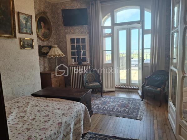 Cet appartement vous réservera le charme d’une bâtisse anglo-normande, face à la mer, sur le célèbre Boulevard de Verdun, la seule bâtisse de cette époque, fin 19ème siècle, sur le front de mer de DIEPPE.

Vous aimez le charme de l’ancien ? Briques, colombages, bow-windows, vieux parquets… tout en entendant le bruit des vagues de votre séjour, de votre chambre et d’une spacieuse terrasse de 30m2, idéalement exposée pour profiter des fins d’après-midi ensoleillées et des apéritifs entre amis.

Au 1er étage , sans ascenseur, de cette petite copropriété (9 lots au total dont 5 lots d’habitation), cet appartement vous offrira une vue mer imprenable d’Ouest en Est (de la pointe d’Ailly jusqu’à la jetée Ouest), tout en étant proche de toutes les commodités. La gare SNCF-routière est à 5 min à pied, les restaurants du quai Henri IV et les autres commerces de la rue piétonne sont à 5 min à pied également.

Il se compose d’une belle entrée équipée d’un grand placard, d’un WC indépendant, d’une cuisine donnant sur l’arrière, d’une SDB, d’une pièce séjour-salon donnant sur la terrasse grâce à une baie vitrée, tout comme la chambre de la même superficie (16m2) qui dispose d’un accès également à cette grande terrasse.

Prévoir travaux de rafraîchissement, Mise à jour du DPE en cours puisque le chauffage collectif gaz est remplacé par du chauffage individuel électrique (vote lors de la dernière AG).

Ce bien, face à la mer, présente un très fort potentiel de développement unique grâce au style ancien et préservé de la bâtisse !!  La hauteur sous plafond de  3m20 lui procure une luminosité exceptionnelle avec en prime des ouvertures latérales.

Venez le découvrir rapidement, en me contactant au préalable au 06.89.96.20.74 ( visites possibles tous les jours, dimanches compris).