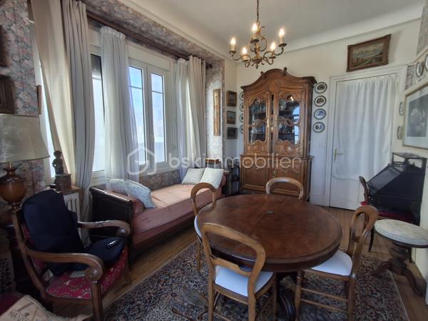 Cet appartement vous réservera le charme d’une bâtisse anglo-normande, face à la mer, sur le célèbre Boulevard de Verdun, la seule bâtisse de cette époque, fin 19ème siècle, sur le front de mer de DIEPPE.

Vous aimez le charme de l’ancien ? Briques, colombages, bow-windows, vieux parquets… tout en entendant le bruit des vagues de votre séjour, de votre chambre et d’une spacieuse terrasse de 30m2, idéalement exposée pour profiter des fins d’après-midi ensoleillées et des apéritifs entre amis.

Au 1er étage , sans ascenseur, de cette petite copropriété (9 lots au total dont 5 lots d’habitation), cet appartement vous offrira une vue mer imprenable d’Ouest en Est (de la pointe d’Ailly jusqu’à la jetée Ouest), tout en étant proche de toutes les commodités. La gare SNCF-routière est à 5 min à pied, les restaurants du quai Henri IV et les autres commerces de la rue piétonne sont à 5 min à pied également.

Il se compose d’une belle entrée équipée d’un grand placard, d’un WC indépendant, d’une cuisine donnant sur l’arrière, d’une SDB, d’une pièce séjour-salon donnant sur la terrasse grâce à une baie vitrée, tout comme la chambre de la même superficie (16m2) qui dispose d’un accès également à cette grande terrasse.

Prévoir travaux de rafraîchissement, Mise à jour du DPE en cours puisque le chauffage collectif gaz est remplacé par du chauffage individuel électrique (vote lors de la dernière AG).

Ce bien, face à la mer, présente un très fort potentiel de développement unique grâce au style ancien et préservé de la bâtisse !!  La hauteur sous plafond de  3m20 lui procure une luminosité exceptionnelle avec en prime des ouvertures latérales.

Venez le découvrir rapidement, en me contactant au préalable au 06.89.96.20.74 ( visites possibles tous les jours, dimanches compris).