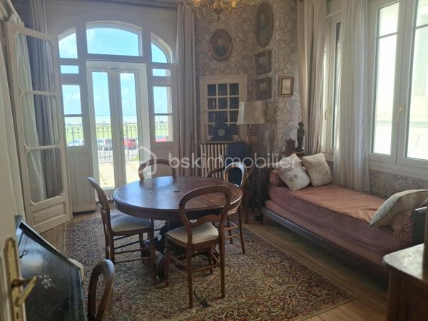 Cet appartement vous réservera le charme d’une bâtisse anglo-normande, face à la mer, sur le célèbre Boulevard de Verdun, la seule bâtisse de cette époque, fin 19ème siècle, sur le front de mer de DIEPPE.

Vous aimez le charme de l’ancien ? Briques, colombages, bow-windows, vieux parquets… tout en entendant le bruit des vagues de votre séjour, de votre chambre et d’une spacieuse terrasse de 30m2, idéalement exposée pour profiter des fins d’après-midi ensoleillées et des apéritifs entre amis.

Au 1er étage , sans ascenseur, de cette petite copropriété (9 lots au total dont 5 lots d’habitation), cet appartement vous offrira une vue mer imprenable d’Ouest en Est (de la pointe d’Ailly jusqu’à la jetée Ouest), tout en étant proche de toutes les commodités. La gare SNCF-routière est à 5 min à pied, les restaurants du quai Henri IV et les autres commerces de la rue piétonne sont à 5 min à pied également.

Il se compose d’une belle entrée équipée d’un grand placard, d’un WC indépendant, d’une cuisine donnant sur l’arrière, d’une SDB, d’une pièce séjour-salon donnant sur la terrasse grâce à une baie vitrée, tout comme la chambre de la même superficie (16m2) qui dispose d’un accès également à cette grande terrasse.

Prévoir travaux de rafraîchissement, Mise à jour du DPE en cours puisque le chauffage collectif gaz est remplacé par du chauffage individuel électrique (vote lors de la dernière AG).

Ce bien, face à la mer, présente un très fort potentiel de développement unique grâce au style ancien et préservé de la bâtisse !!  La hauteur sous plafond de  3m20 lui procure une luminosité exceptionnelle avec en prime des ouvertures latérales.

Venez le découvrir rapidement, en me contactant au préalable au 06.89.96.20.74 ( visites possibles tous les jours, dimanches compris).