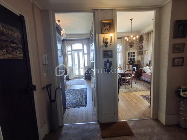 Cet appartement vous réservera le charme d’une bâtisse anglo-normande, face à la mer, sur le célèbre Boulevard de Verdun, la seule bâtisse de cette époque, fin 19ème siècle, sur le front de mer de DIEPPE.

Vous aimez le charme de l’ancien ? Briques, colombages, bow-windows, vieux parquets… tout en entendant le bruit des vagues de votre séjour, de votre chambre et d’une spacieuse terrasse de 30m2, idéalement exposée pour profiter des fins d’après-midi ensoleillées et des apéritifs entre amis.

Au 1er étage , sans ascenseur, de cette petite copropriété (9 lots au total dont 5 lots d’habitation), cet appartement vous offrira une vue mer imprenable d’Ouest en Est (de la pointe d’Ailly jusqu’à la jetée Ouest), tout en étant proche de toutes les commodités. La gare SNCF-routière est à 5 min à pied, les restaurants du quai Henri IV et les autres commerces de la rue piétonne sont à 5 min à pied également.

Il se compose d’une belle entrée équipée d’un grand placard, d’un WC indépendant, d’une cuisine donnant sur l’arrière, d’une SDB, d’une pièce séjour-salon donnant sur la terrasse grâce à une baie vitrée, tout comme la chambre de la même superficie (16m2) qui dispose d’un accès également à cette grande terrasse.

Prévoir travaux de rafraîchissement, Mise à jour du DPE en cours puisque le chauffage collectif gaz est remplacé par du chauffage individuel électrique (vote lors de la dernière AG).

Ce bien, face à la mer, présente un très fort potentiel de développement unique grâce au style ancien et préservé de la bâtisse !!  La hauteur sous plafond de  3m20 lui procure une luminosité exceptionnelle avec en prime des ouvertures latérales.

Venez le découvrir rapidement, en me contactant au préalable au 06.89.96.20.74 ( visites possibles tous les jours, dimanches compris).