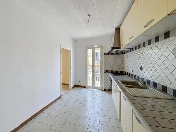 Centre de Sérignan – Duplex T4 avec grenier aménageable de 59 m² – Dernier étage – Fort potentiel