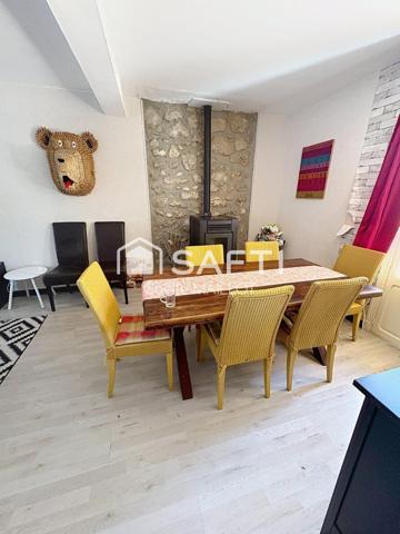 Grande maison avec terrasse.