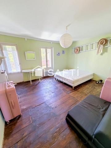 Grande maison avec terrasse.