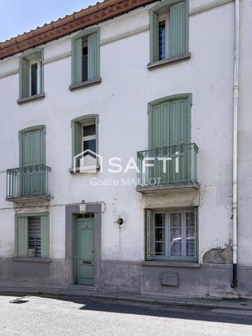 Grande maison avec terrasse.