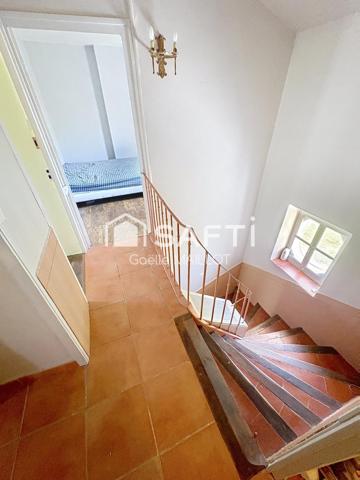 Grande maison avec terrasse.