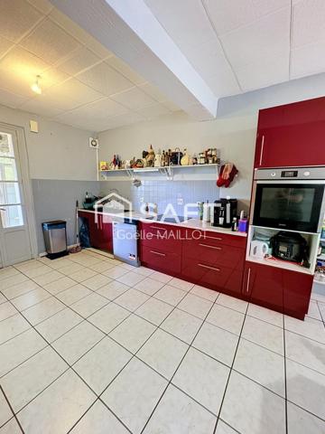 Grande maison avec terrasse.
