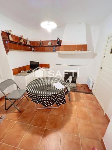 Grande maison avec terrasse.