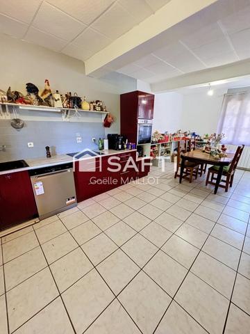 Grande maison avec terrasse.
