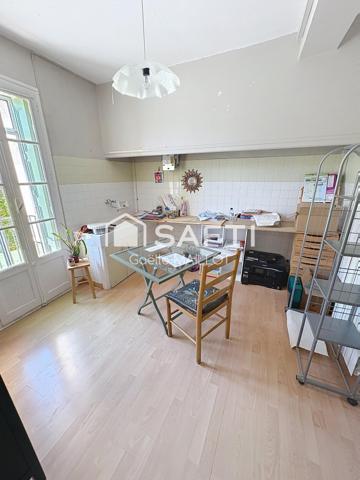 Grande maison avec terrasse.