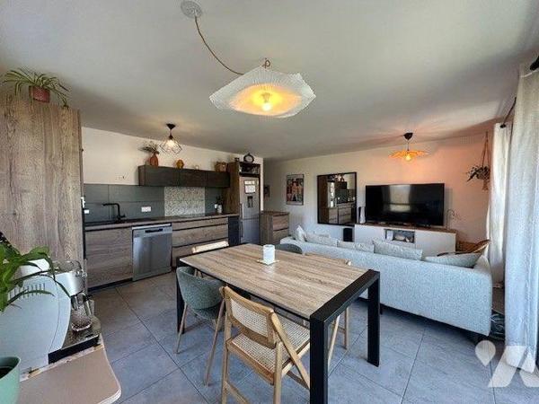 Appartement T3 à Vendre à Cognin 


Appartement type 3 au calme situé à Cognin, au deuxième ...