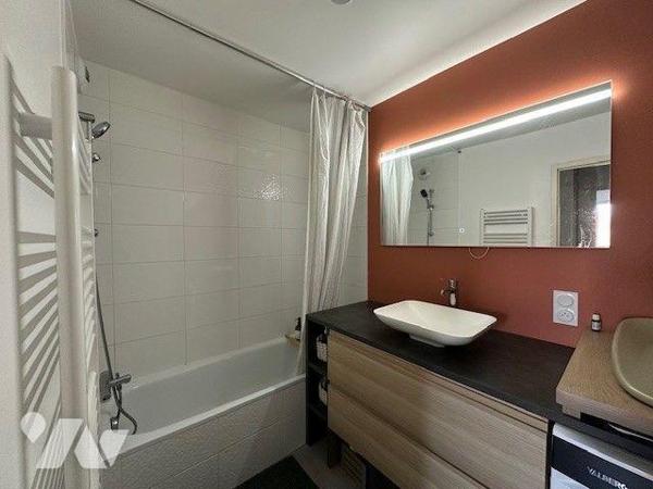 Appartement T3 à Vendre à Cognin 


Appartement type 3 au calme situé à Cognin, au deuxième ...