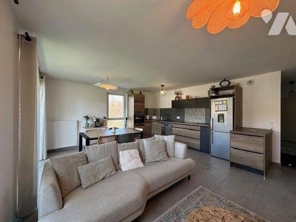 Appartement T3 à Vendre à Cognin 


Appartement type 3 au calme situé à Cognin, au deuxième ...