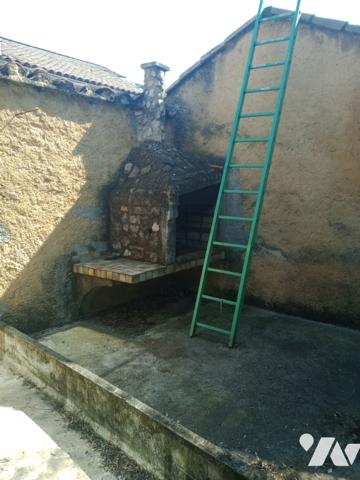 Maison de ville avec garage et terrasse, dans le centre historique, proche commodités