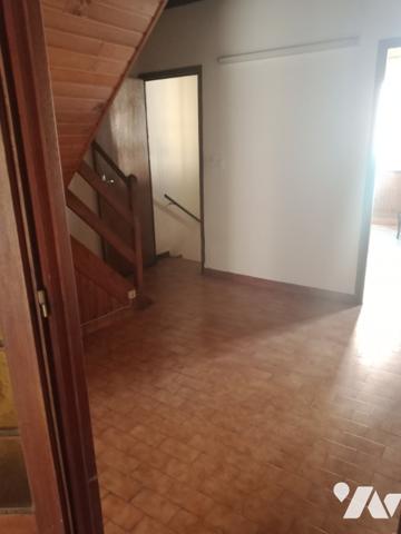 Maison de ville avec garage et terrasse, dans le centre historique, proche commodités