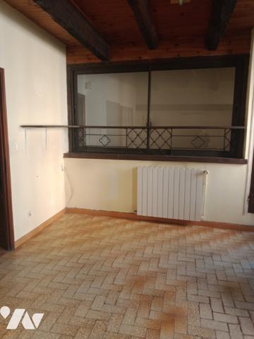 Maison de ville avec garage et terrasse, dans le centre historique, proche commodités