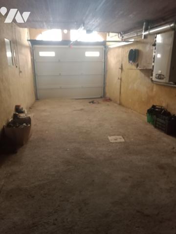 Maison de ville avec garage et terrasse, dans le centre historique, proche commodités