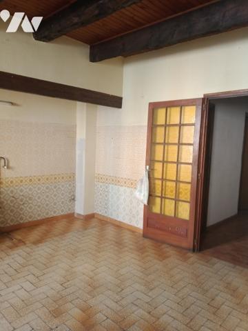 Maison de ville avec garage et terrasse, dans le centre historique, proche commodités