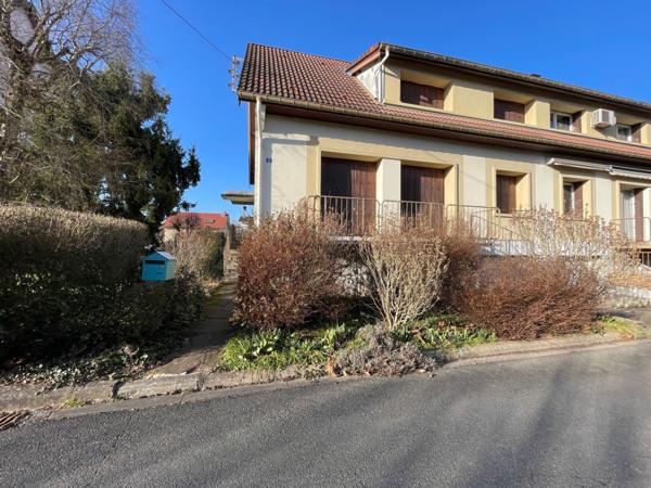 Maison mitoyenne F5 avec terrain, terrasse, parking et 3 garages