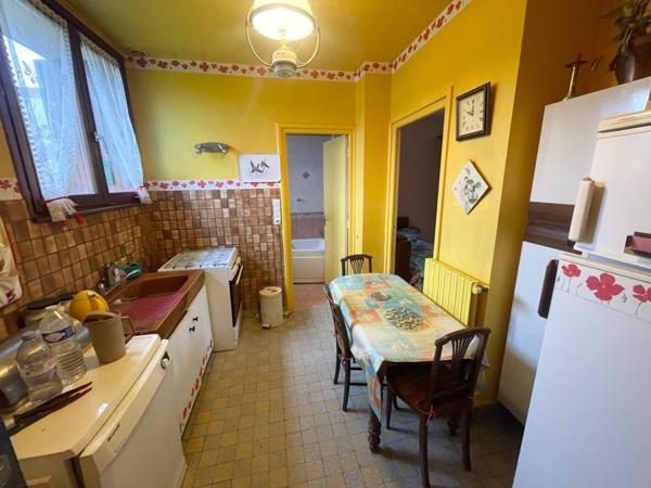 Maison mitoyenne F5 avec terrain, terrasse, parking et 3 garages