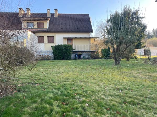 Maison mitoyenne F5 avec terrain, terrasse, parking et 3 garages