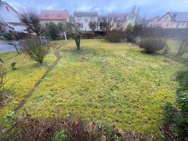 Maison mitoyenne F5 avec terrain, terrasse, parking et 3 garages