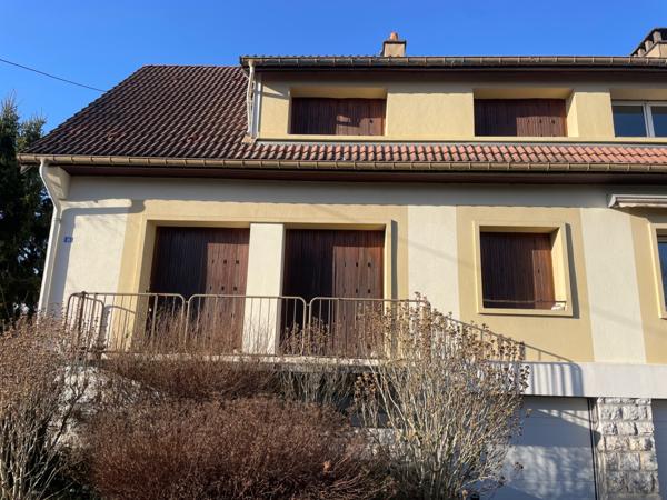 Maison mitoyenne F5 avec terrain, terrasse, parking et 3 garages