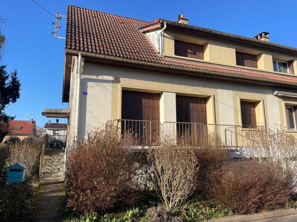 Maison mitoyenne F5 avec terrain, terrasse, parking et 3 garages