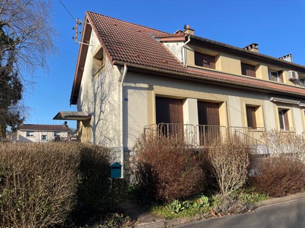 Maison mitoyenne F5 avec terrain, terrasse, parking et 3 garages