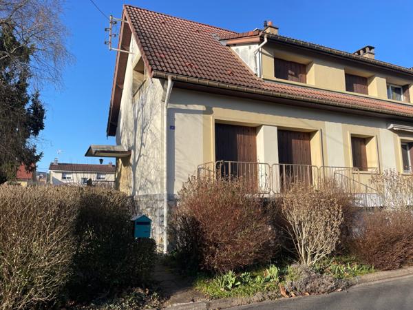 Maison mitoyenne F5 avec terrain, terrasse, parking et 3 garages