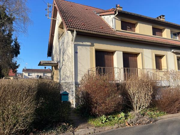 Maison mitoyenne F5 avec terrain, terrasse, parking et 3 garages