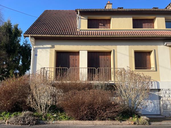 Maison mitoyenne F5 avec terrain, terrasse, parking et 3 garages