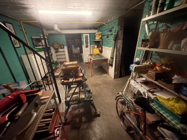 Maison mitoyenne F5 avec terrain, terrasse, parking et 3 garages