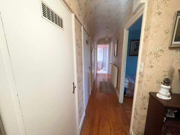 Maison mitoyenne F5 avec terrain, terrasse, parking et 3 garages