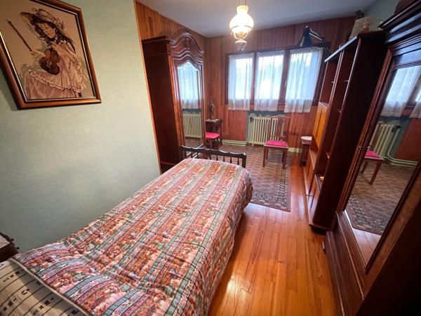 Maison mitoyenne F5 avec terrain, terrasse, parking et 3 garages