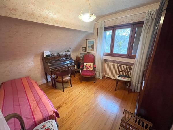 Maison mitoyenne F5 avec terrain, terrasse, parking et 3 garages