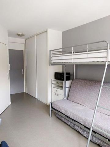 PROCHE GUIST HAU STUDIO MEUBLE ,  
Nantes 44000